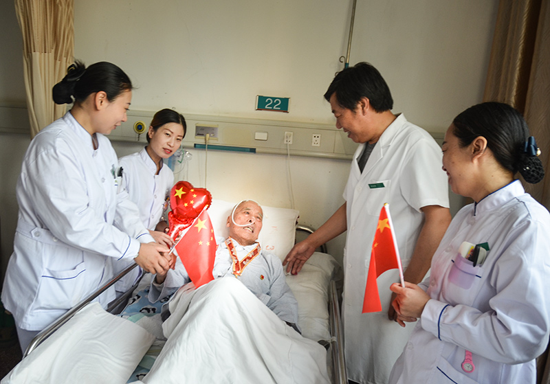 4�����ҽԺ����ڵ��������Ʋ�����ҽ����Ϊ93��Ļ�������ƽ�����й����롢����Ժ�����ί�����Ĺ���70���������²�����һ�𻶶ȹ�����������������үү�������������ս��������ս��������ս��������Ԯ����һ������ʿ���ϸ��� ���ߣ�Ф����(2).jpg